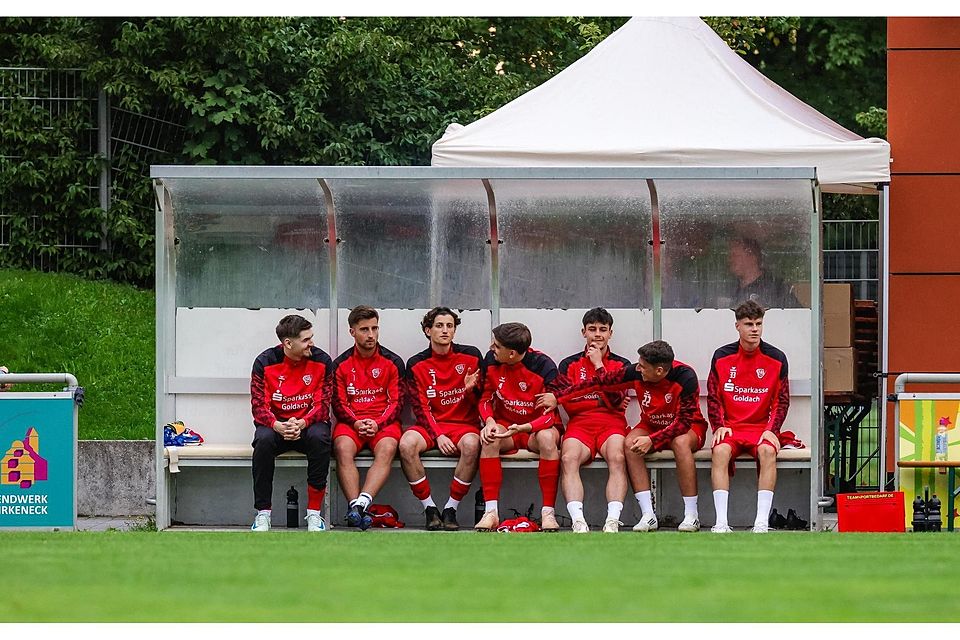 Nicht jeder kann gegen den Tabellenführer spielen: Auch qualitativ gut besetzt wird nach den jüngsten personellen Entwicklungen die Hallbergmooser Ersatzbank beim Auswärtsspiel gegen Unterhaching II sein.