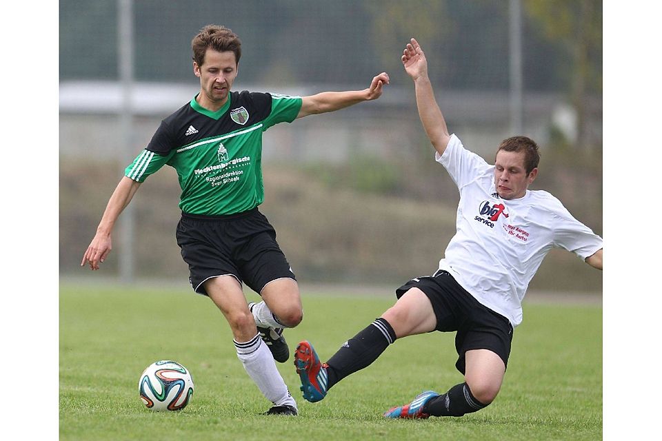Grätsche: Citys David Dost (r.) kommt vor Thomas Friese (VfB Gramzow) an den Ball und klärt die Situation.  ©Carola Voigt