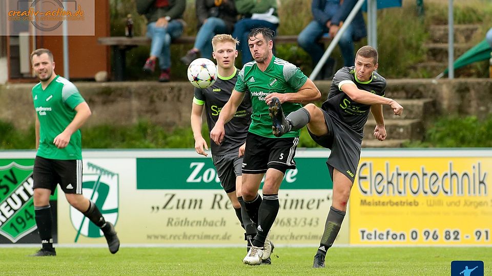 Nach einer frühen 1:0-Führung zog der TSV Reuth (grünes Trikot) gegen Ligaprimus SV Kohlberg (in Grau) am Ende noch mit 1:3 den Kürzeren.