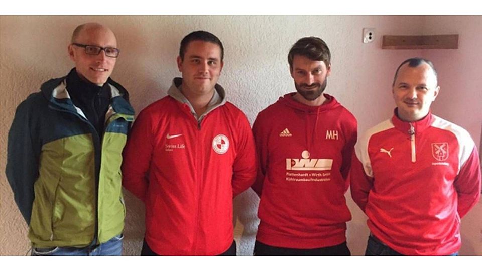 Christian Hesse (3. von links) ist neuer Trainer der A-Junioren der JSG Hünsborn/Rothemühle. Über die Verpflichtung freuen sich die beiden Jugendvorsitzenden Viktor Fuhrmann (rechts) und Tristan Scherer (links) und bedankten sich bei Interimstrainer Chris Halbe für dessen Engagement.