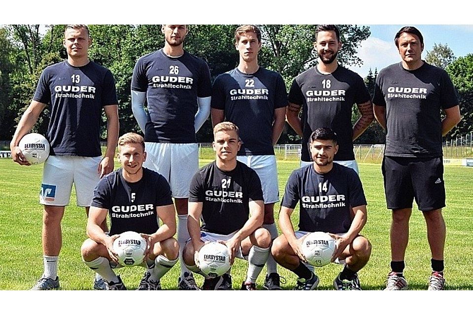 Frische Kräfte für den VfR Neumünster: Der neue Trainer Sven Boy (stehend, re.) begrüßte zum Vorbereitungsstart Laurynas Kulikas, Maximilian von Randow, Kristof Kumbier, André Ladendorf (stehend v. li.), Lukas Lindner, Lennart Busch und Rezan Acer (hockend v. li.) neu im Ligakader der Rasensportler.Schmuck