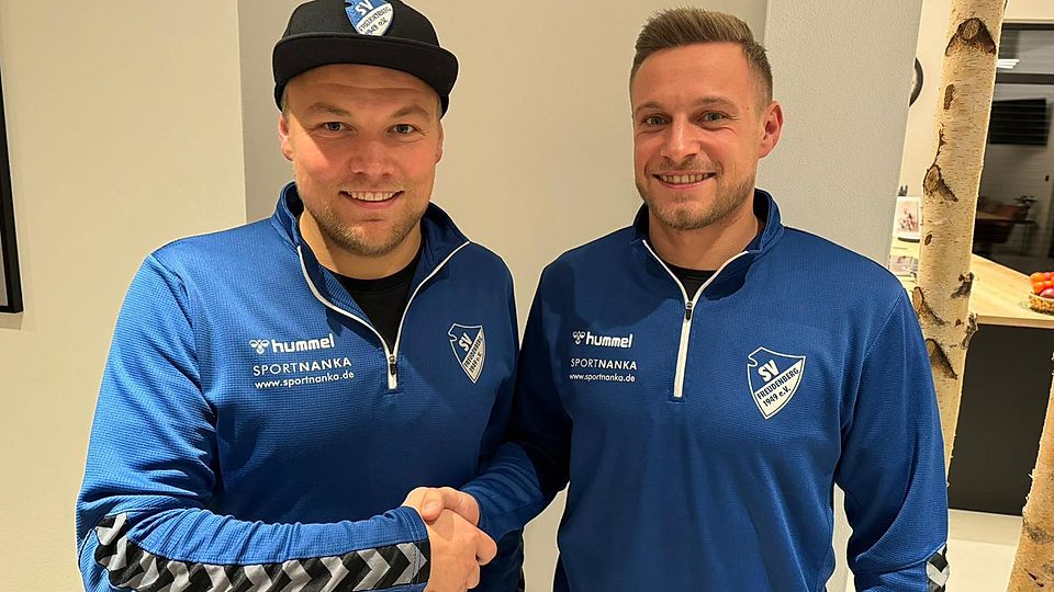Sportlicher Leiter Patrick Meiler (l.) begrüßt Sebastian Bauer beim SV Freudenberg.