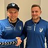 Sportlicher Leiter Patrick Meiler (l.) begrüßt Sebastian Bauer beim SV Freudenberg.
