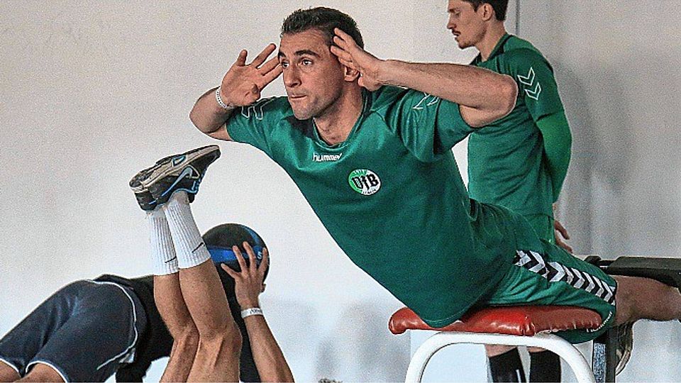 Lübecks Routinier Stefan Richter schwitzt im Trainingslager im Kraftraum.