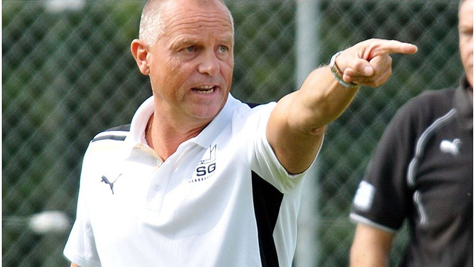 Uwe Zenkner noch einmal als Neugablonzer Coach seine Anweisungen, dann hört er auf.   F.: Walter Brugger