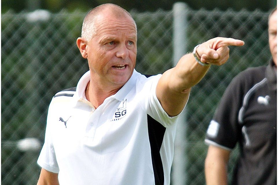 Uwe Zenkner noch einmal als Neugablonzer Coach seine Anweisungen, dann hört er auf.   F.: Walter Brugger