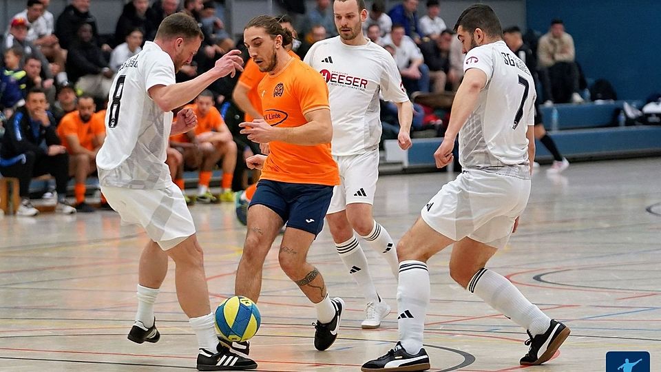Kann der SV Wiesbaden, um Athanasios Nakos (in orange), seinen Titel beim Peter-Reitz-Turnier verteidigen? 