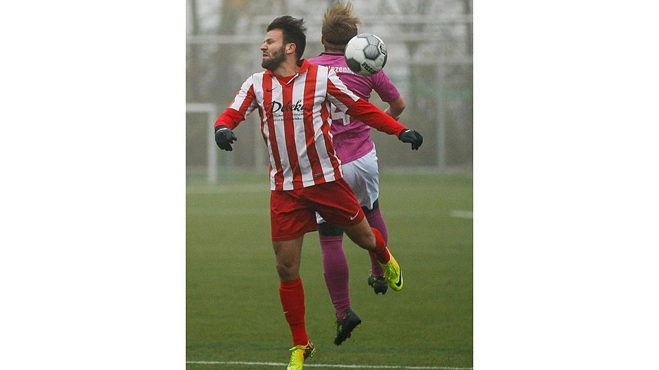 Kopfballduell im Nebel: Hargesheims Stephan Punktheller setzt sich durch.   (Foto: Dirk Waidner)