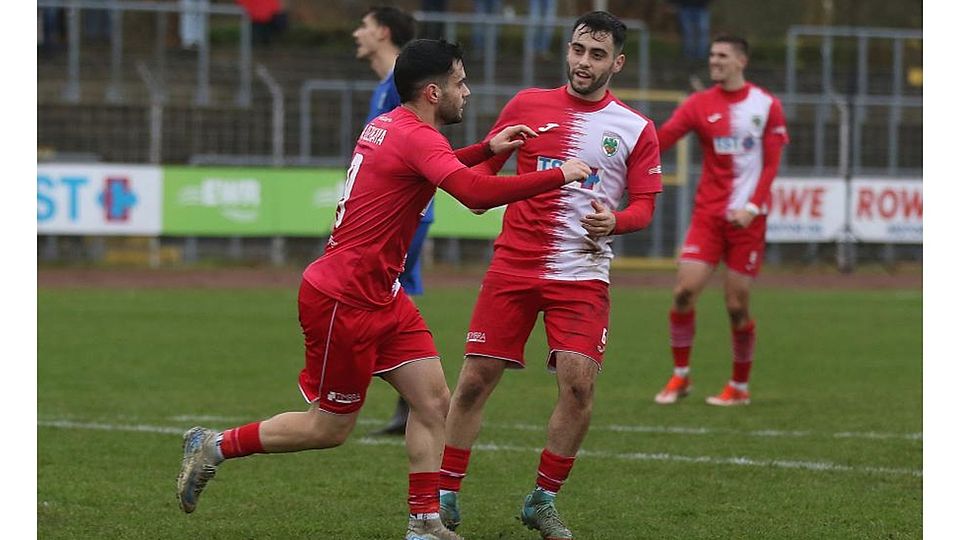 Gemeinsam gegen den ehemaligen Verein erfolgreich: Wormatia-Torschütze Mert Özkaya (links) wird von seinem Zwillingsbruder Kaan nach seinem Führungstreffer gegen den Ex-Klub aus Mechtersheim beglückwünscht.	Foto: Christine Dirigo/pakalski-press