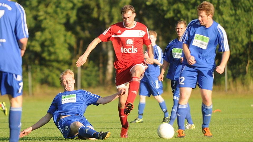 Den Großen ein Bein stellen will BW Lorup (in Blau) gegen Sparta Werlte. Derweil trifft Florian Andrees (in Rot) auf seinen früheren Verein TuS Aschendorf. Foto: Dirk Hellmers