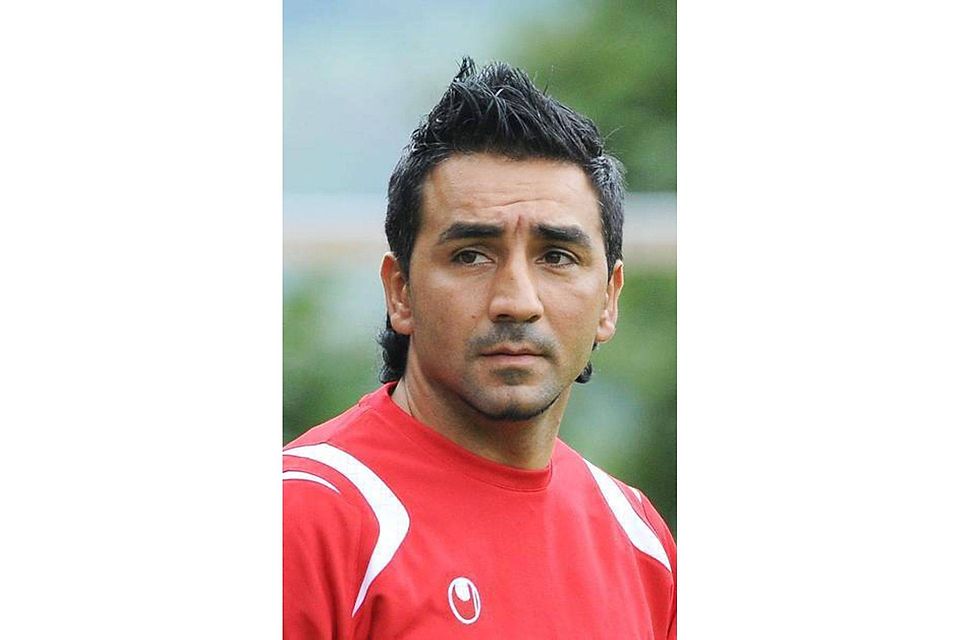 Spielertrainer Hüseyin Fidan traf beim 6:0 der Neckartenzlinger auch ins Netz.