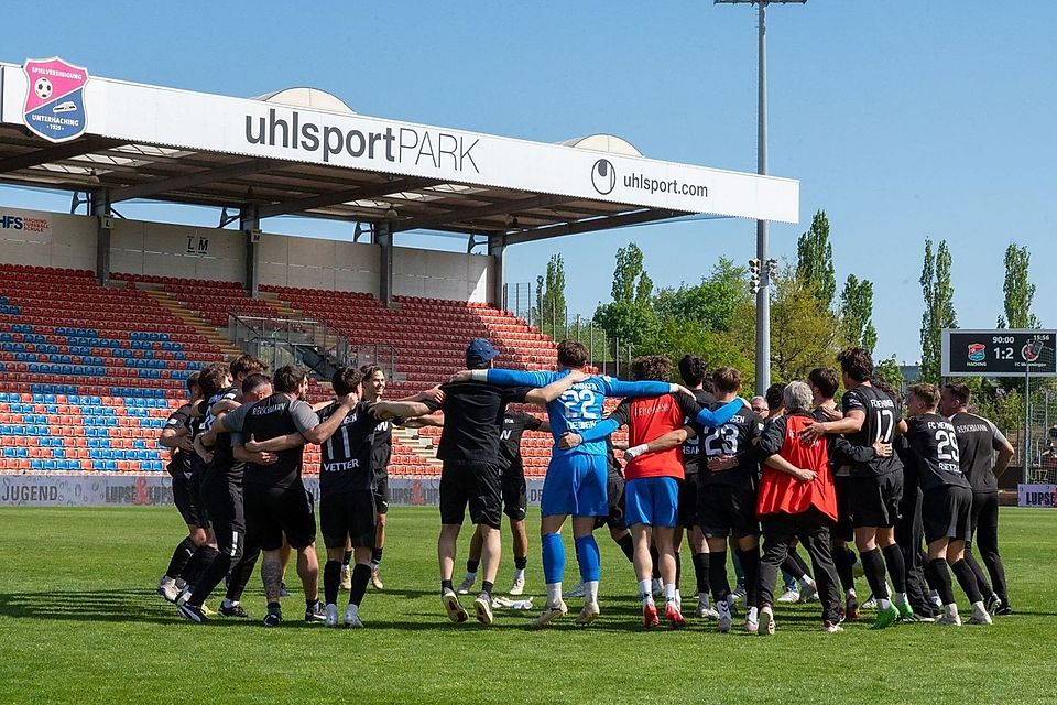 Kontrastprogramm im Unterhachinger Sportpark: Während die Gäste aus Memmingen ausgelassen über den Rasen hüpften und den Klassenerhalt feierten, herrschte auf Seiten der Hausherren absolute Katerstimmung.