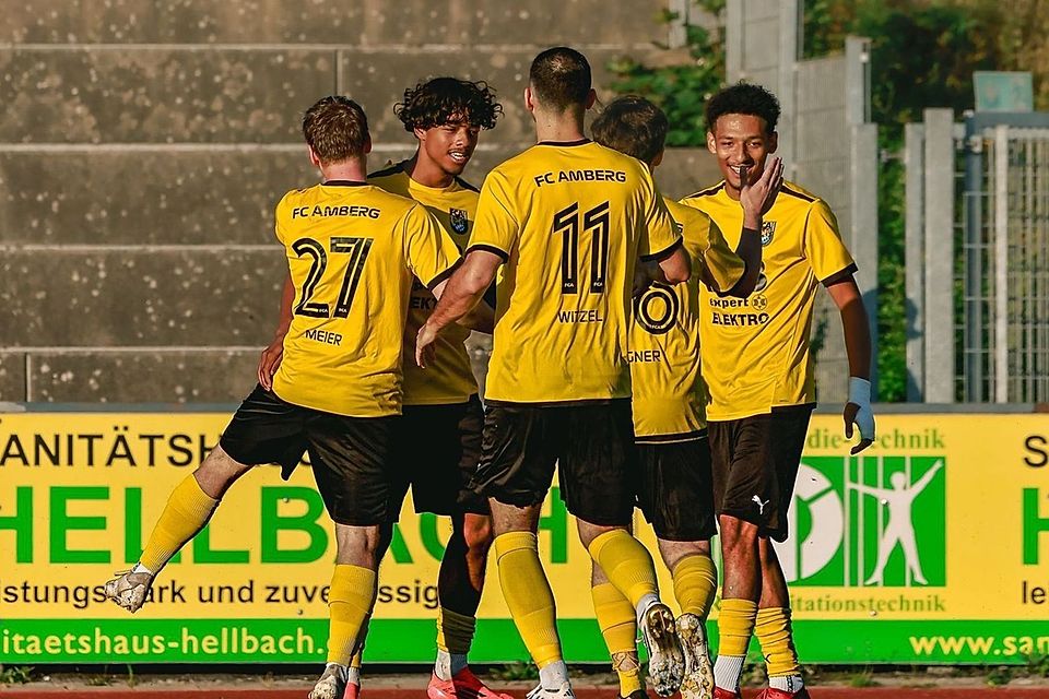 Es läuft am Schanzl: Der FC Amberg bejubelt den vierten Sieg in Serie.