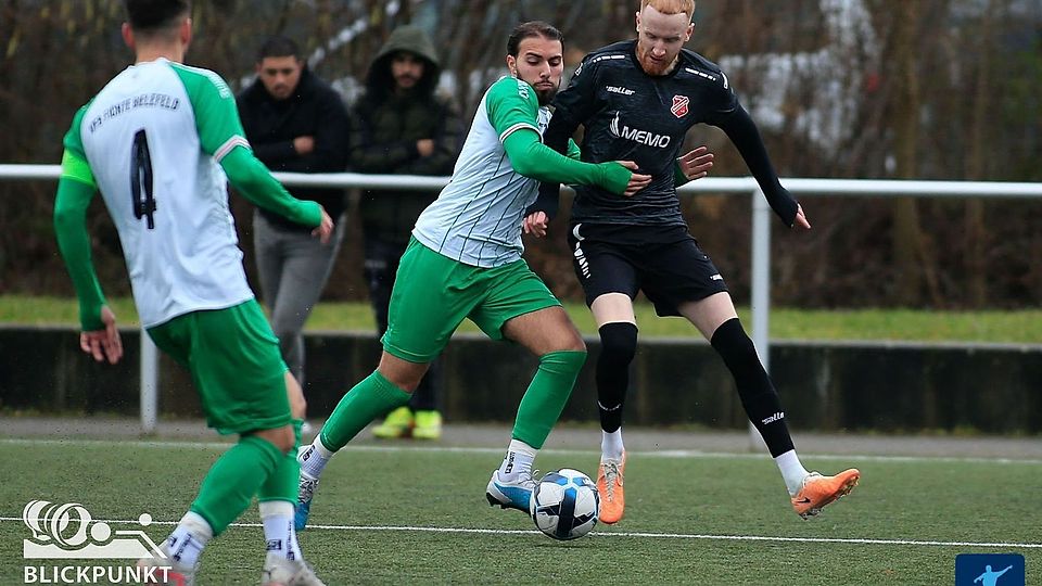 SpVg Steinhagen (in schwarz) verkürzt den Abstand auf die beiden Top Teams durch einen 5:0 Kantersieg gegen SW Sende