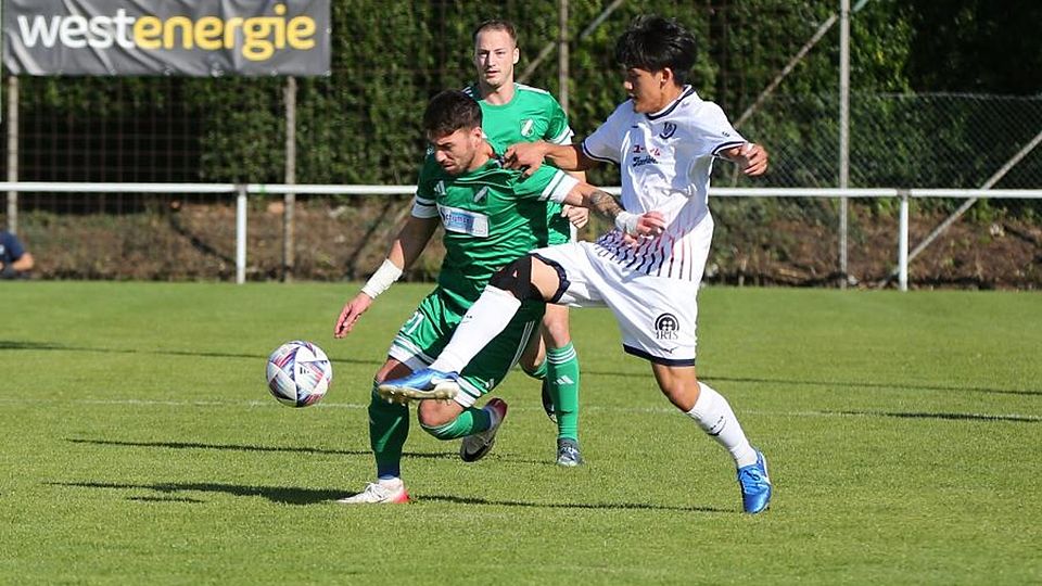 Energie geladen im Zweikampf sind Alemanne Mahdi Mehnatgir (grünes Trikot) und Hayato Nakashima vom FC Basara.	Foto: Daudistel