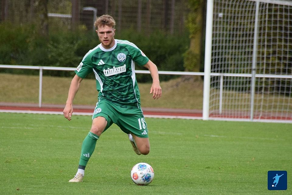 Steffen Meuer treibt den Ball voran. Steffen Meuer treibt den Ball voran.
