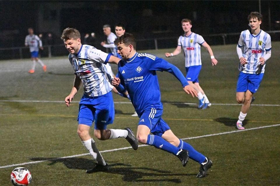 Steffen Rohrer (ganz in Blau/Archivfoto) erzielte beide Tore für den FC Neustadt beim FC Öhningen-Gaienhofen. 