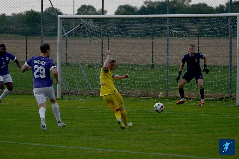 Der SV Dornach (gelb - Bild aus Spiel gegen Altenerding) zeigte sich auch gegen den SV Miesbach treffsicher.