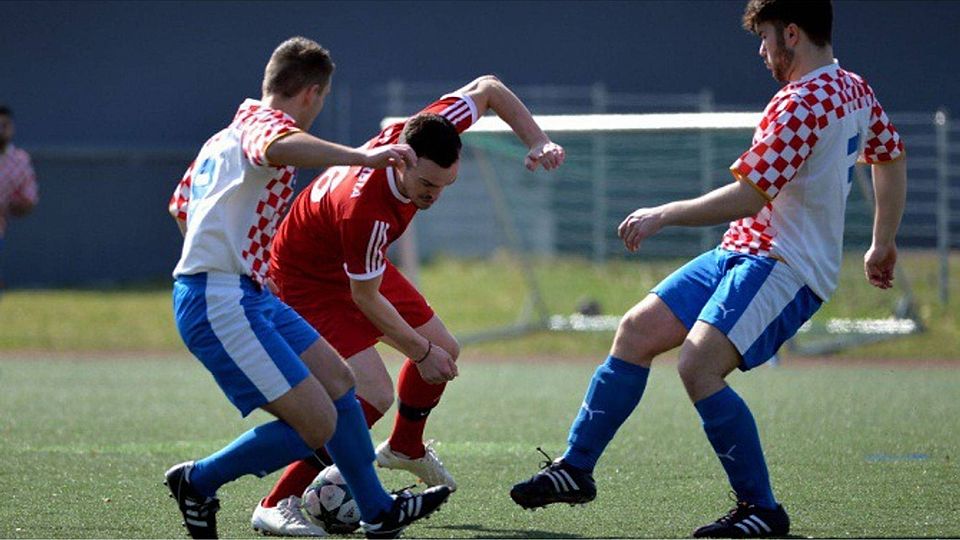 Hajduk (rot-weiß karierte Trikots) spielt auf Kunstrasen - doch der kann den Bedarf des Vereins nicht decken. F: Horst Linke