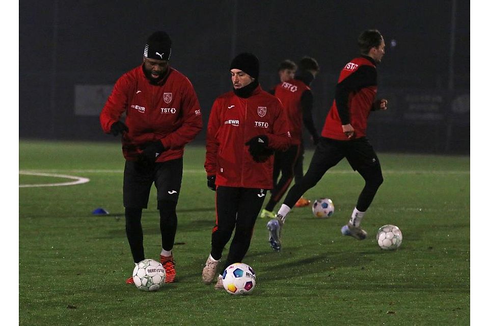 Erst Trainingsgast, jetzt Mitglied der Abwehrkette: Wormatias Winter-Neuzugang Jason Onyejekwe (links) im Training an der Seite von Kapitän Sandro Loechelt.	Foto: Christine Dirigo/pakalski-press