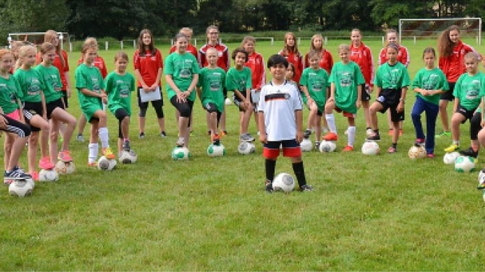 Bereits im vergangenen Jahr war beim Tag des Mädchenfußballs in Ehringshausen einiges los. Hier die Teilnehmerinnen mit den Trainern und Betreuerinnen sowie Vanessa Lanz (ganz rechts) 	Archivfoto: Krämerr
