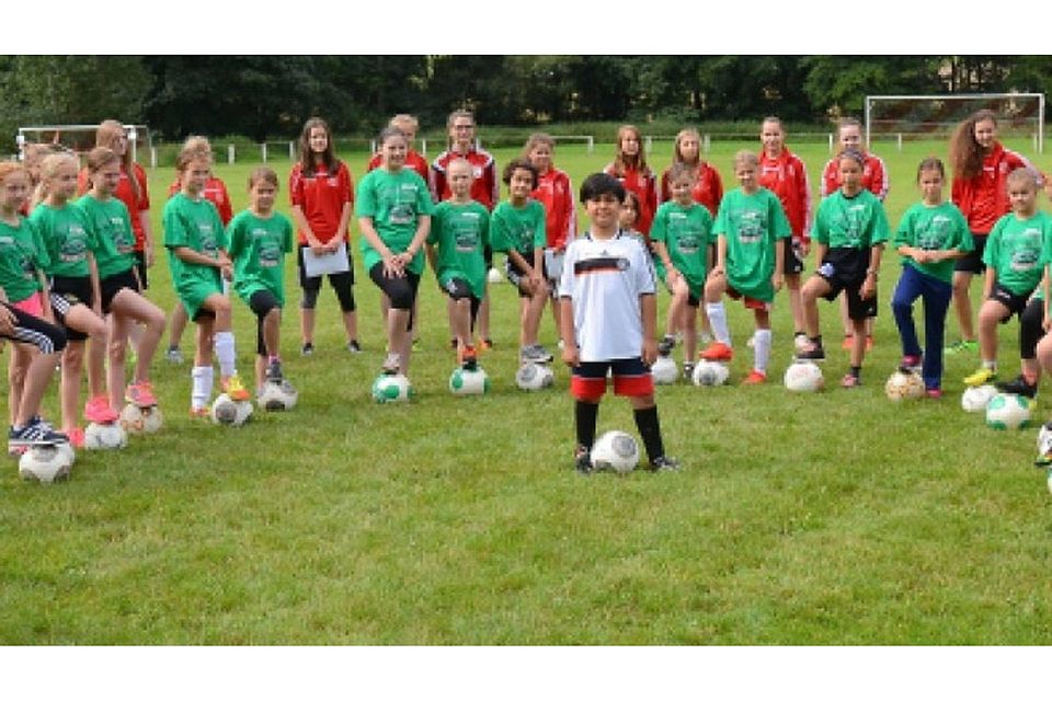 Bereits im vergangenen Jahr war beim Tag des Mädchenfußballs in Ehringshausen einiges los. Hier die Teilnehmerinnen mit den Trainern und Betreuerinnen sowie Vanessa Lanz (ganz rechts) 	Archivfoto: Krämerr