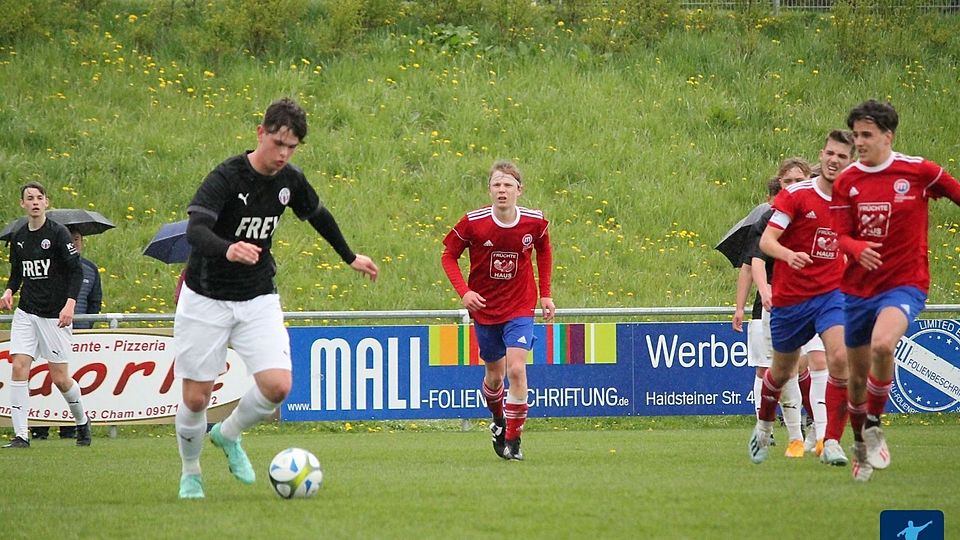 Mit einem sehenswerten Schlenzer zum 3:1 in der Nachspielzeit brachte Bastian Pawlak (am Ball) die Entscheidung. 
