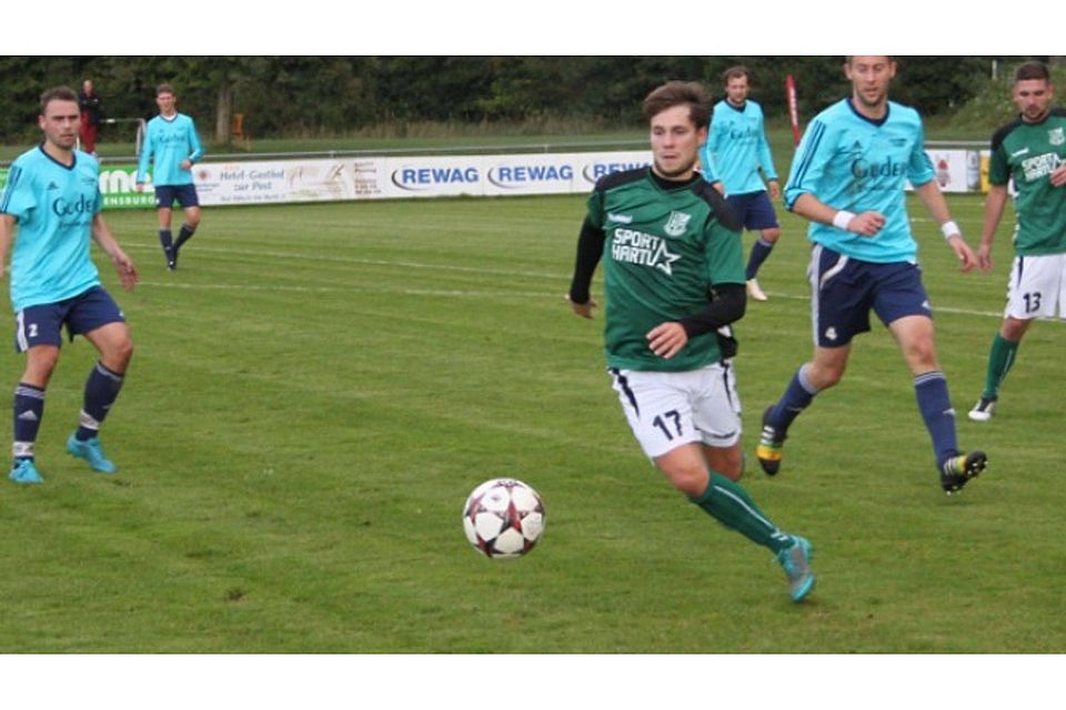 Simon Sigl (am Ball) traf zweimal für den TSV Bad Abbach.  Archivfoto: Roloff