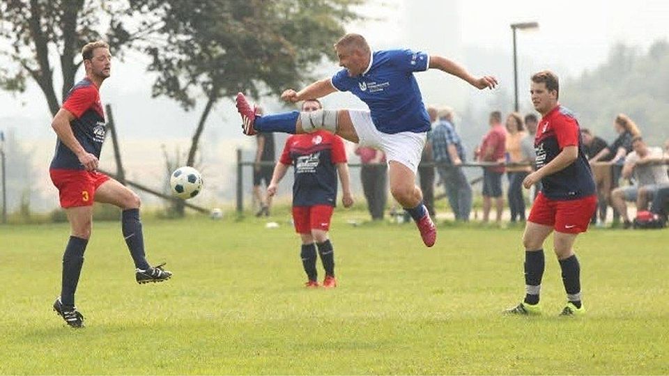 Eher nach Karate als nach Fußball sieht diese Szene mit Herhahns Michael Achatzy aus. Der Stürmer und seine Mannschaft mussten eine herbe  Pleite hinnehmen. Foto: Küpper