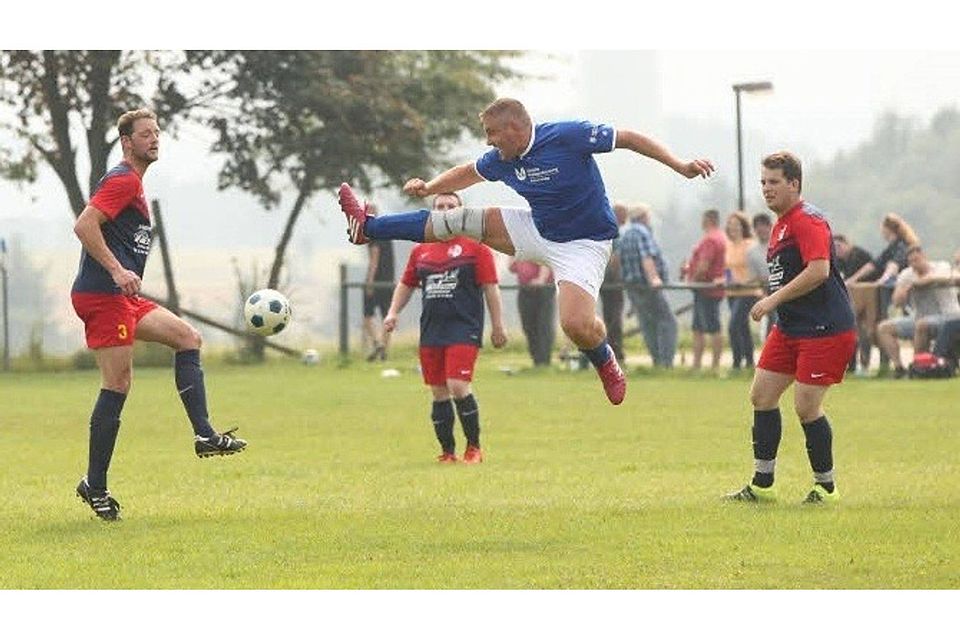 Eher nach Karate als nach Fußball sieht diese Szene mit Herhahns Michael Achatzy aus. Der Stürmer und seine Mannschaft mussten eine herbe  Pleite hinnehmen. Foto: Küpper
