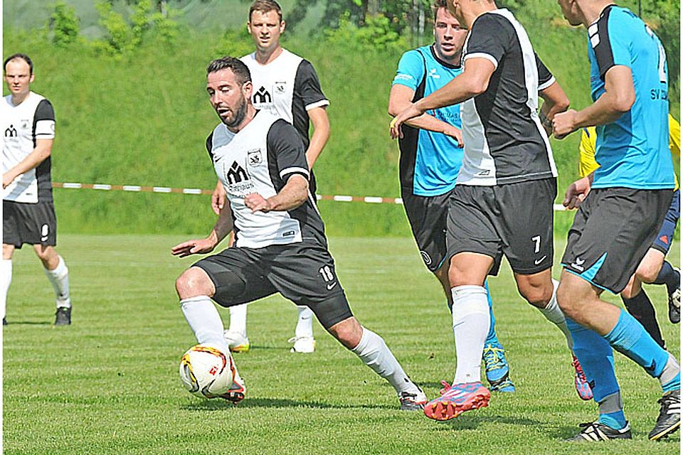 Florian Prießnitz (am Ball) macht beim TSV Meitingen als Spielertrainer weiter.  Foto: Walter Brugger