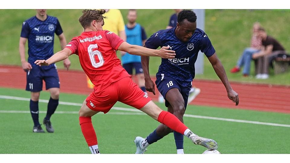 Wer auch immer diesen Zweikampf zwischen Ole Hörr vom SC Waldgirmes U23 und Mahamoud Moitatchiou von der SG Eschenburg (r.) für sich entscheidet, das Fußball-Gruppenliga-Kellerduell zwischen diesen beiden Teams findet keinen Sieger und endet mit einem 0:0. © Lorenz Pietzsch
