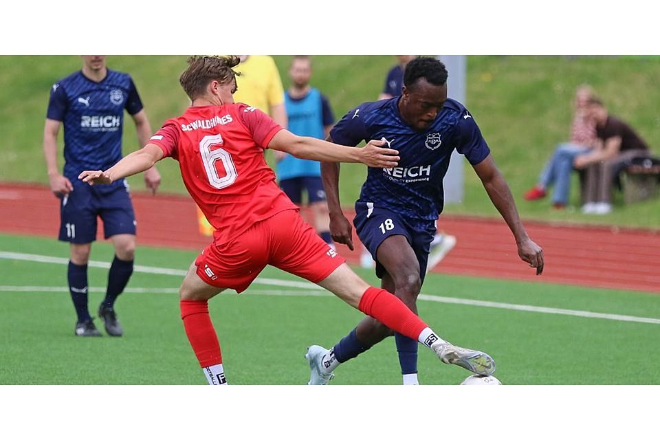 Wer auch immer diesen Zweikampf zwischen Ole Hörr vom SC Waldgirmes U23 und Mahamoud Moitatchiou von der SG Eschenburg (r.) für sich entscheidet, das Fußball-Gruppenliga-Kellerduell zwischen diesen beiden Teams findet keinen Sieger und endet mit einem 0:0. © Lorenz Pietzsch