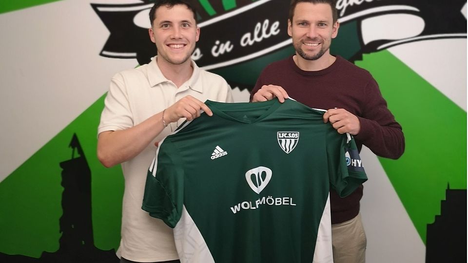 Mit Nils Piwernetz (li.) kann Schweinfurts Sportlicher Leiter Andreas Brendler einen Schlüsselspieler bei den Schnüdeln halten.