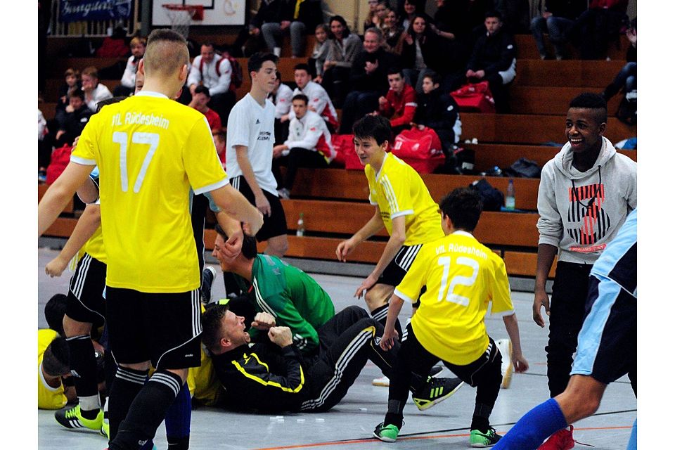 Rüdesheimer Jubeltraube: Die VfL-C-Junioren freuen sich mit ihrem Trainer Mario Stüder nach der gewonnen Futsalkreismeisterschaft.	Foto: Heidi Sturm