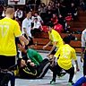Rüdesheimer Jubeltraube: Die VfL-C-Junioren freuen sich mit ihrem Trainer Mario Stüder nach der gewonnen Futsalkreismeisterschaft.	Foto: Heidi Sturm