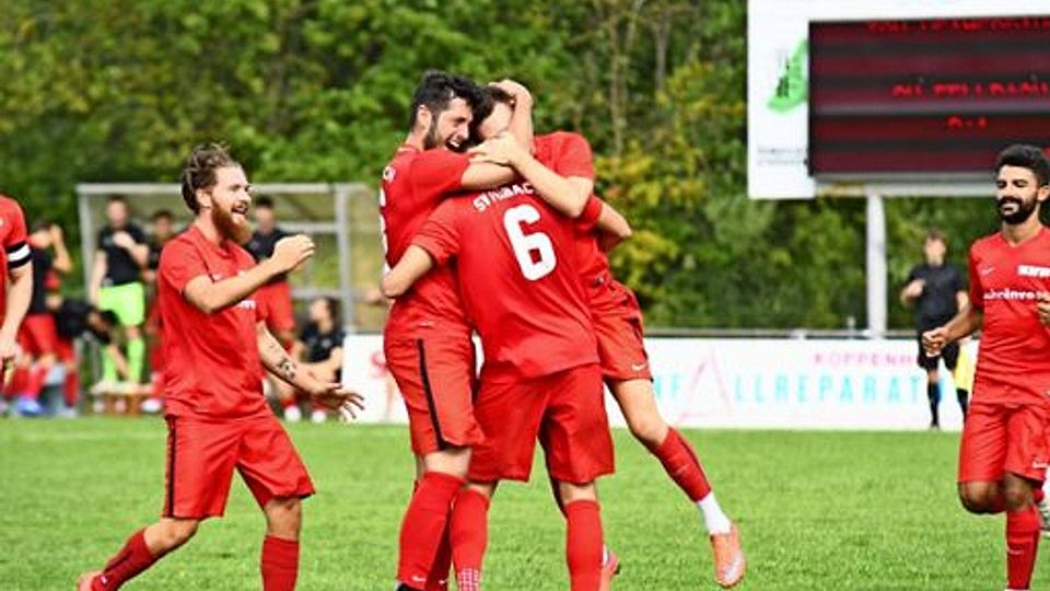 Die Mitspieler bejubeln Jamie Miller (Nummer 6), der per Kopf die Führung für den SV Fellbach erzielt hat.