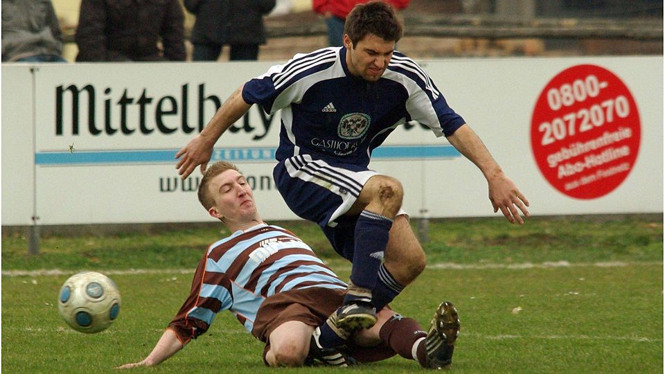 Manndecker Kammermeier vom SV Sarching schaltete Torjäger Mario Jochim aus. Foto: Schmautz