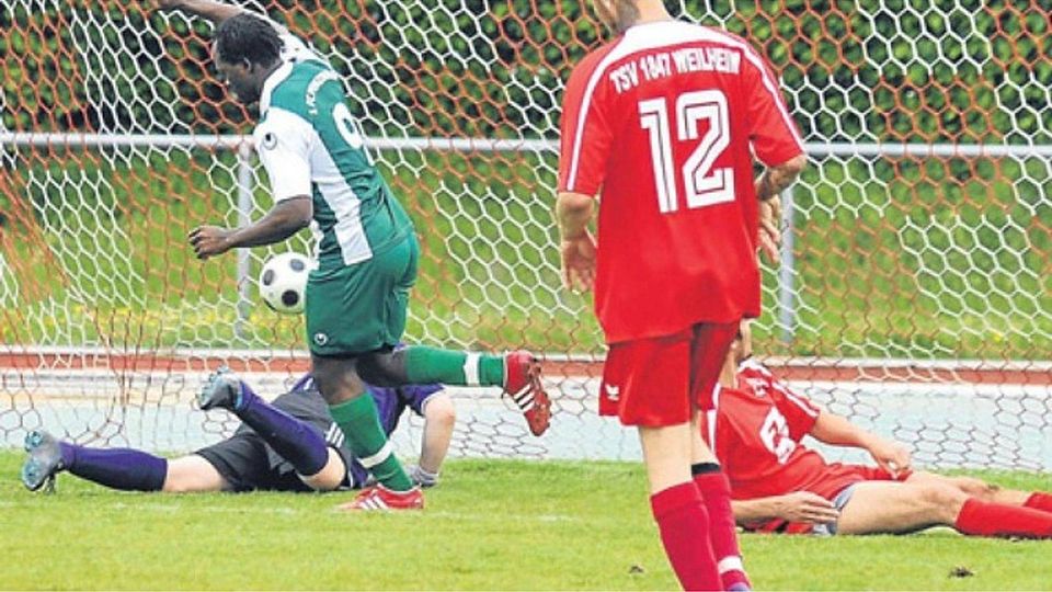 Der Beginn des Happy Ends: Daniel Passy (grünes Trikot) trifft zum 1:0 für den FC Penzberg in Weilheim. Am Ende hatte der FC 2:0 gewonnen und ist damit gerettet.