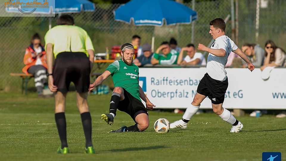 Nach prächtigem Saisonauftakt will der selbstbewusste Neuling FC Edelsfeld (weißes Trikot) auch den favorisierten Gast aus Raigering "rupfen".