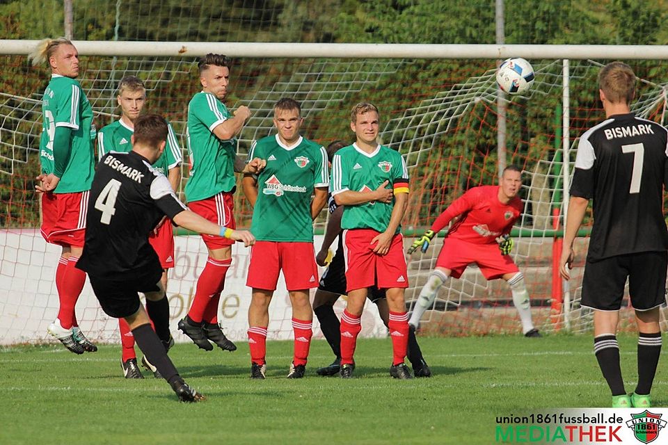 Union Schönebeck (grün) gewann knapp gegen Bismark. F: Schaap