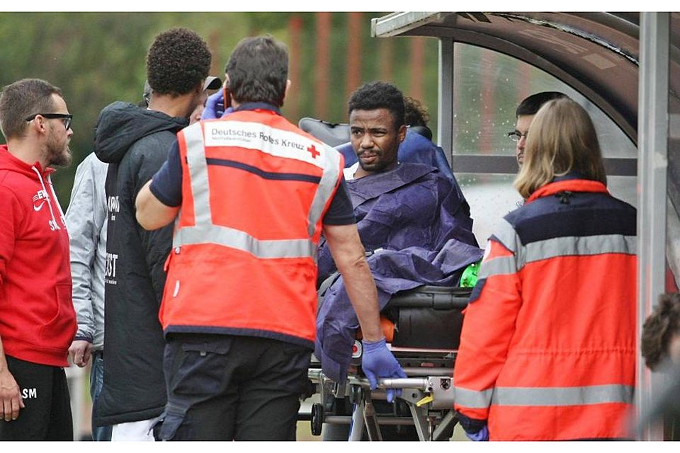 Skeptischer Blick: Gleich nach seiner Verletzung realisiert der Brasilianer Henrique, dass Einschneidendes passiert ist.