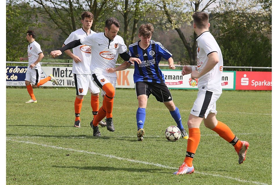 Der Einsatz hat sich gelohnt für den Hammerbacher SV (blaue Trikots), der den FC Kickers Erlan­gen mit 2:1 niederrang.  F: Michael Müller