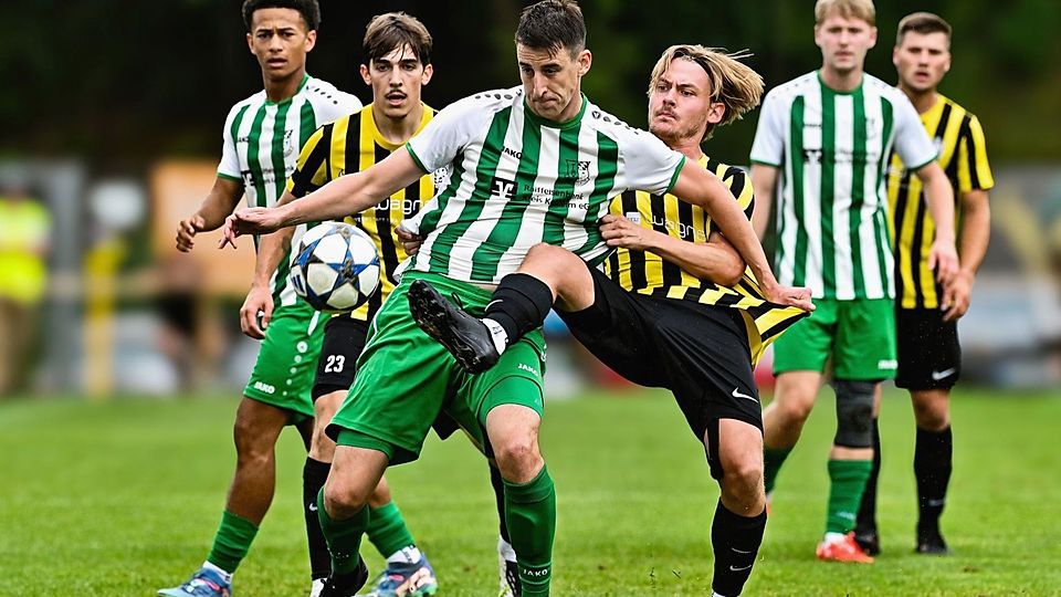 Patrick Lang (vorne in grünweiß) und der TSV Bad Abbach wollen im Heimspiel gegen Ettmannsdorf überraschen.