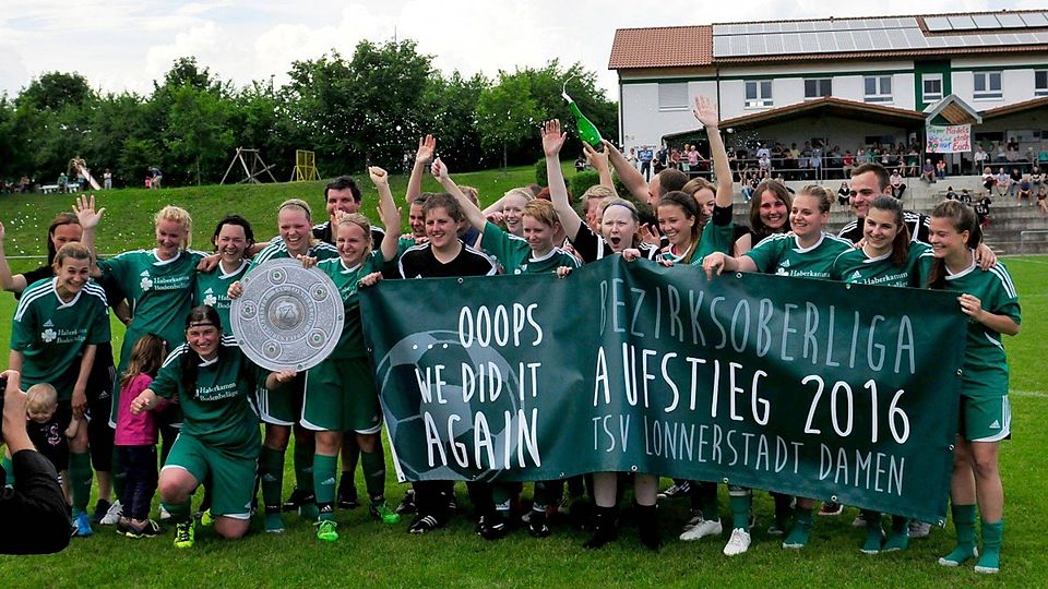 Jubel nach dem Triple: Die Lonnerstadter Frauen feiern zünftig mit Meisterschale und Transparent.  F: Roland Huber