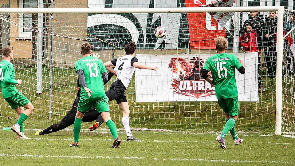 Sebastien Adams (weißes Trikot) köpfte in dieser Szene zur Regenstaufer Führung gegen Ramspau ein.