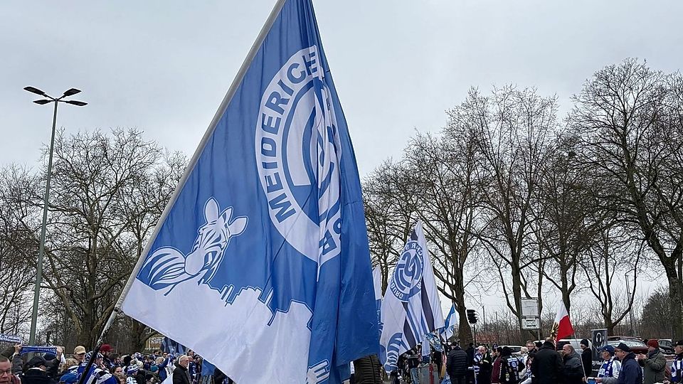Fans schwingen eine MSV-Flagge. 