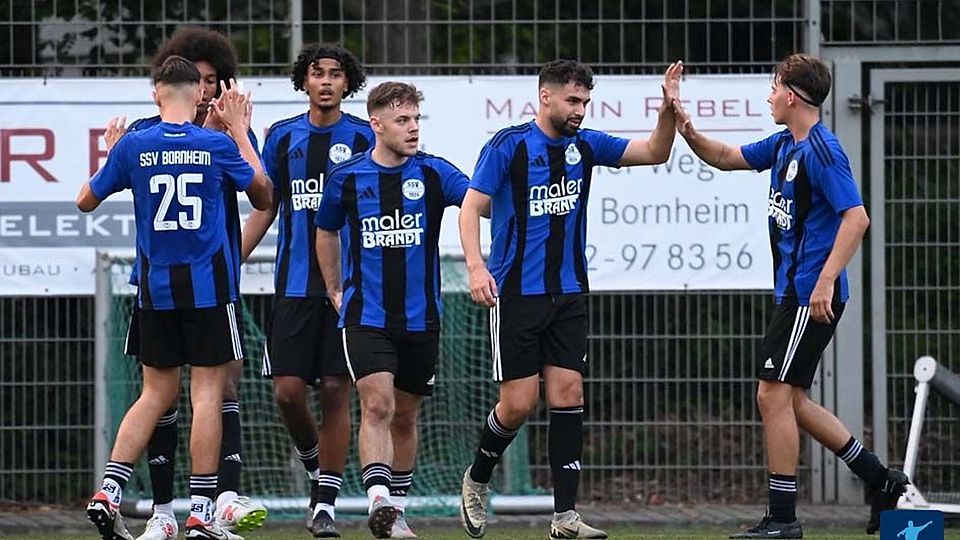 Die Spieler des SSV Bornheim haben allen Grund zu jubeln - sie sind noch ungeschlagen.