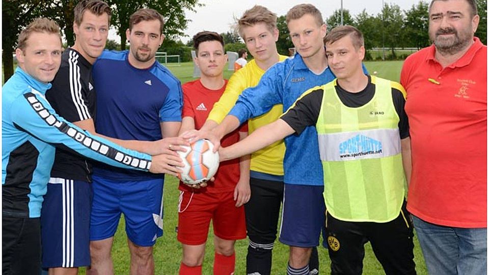 Spielertrainer Patrick Schäffer (von links) stellt mit Florian Barf, Raphael Eichinger, Christian Witt, Jonas Kessler, Daniel Korn und Co-Trainer Sebastian Skowronski einen Teil seiner Neuzugänge vor. Hubert Eisenhofer (rechts) ergänzt, dass Fabian Detter, Paul Beck und Pascal Gubo auf dem Foto fehlen.  F.: Xaver Habermeier