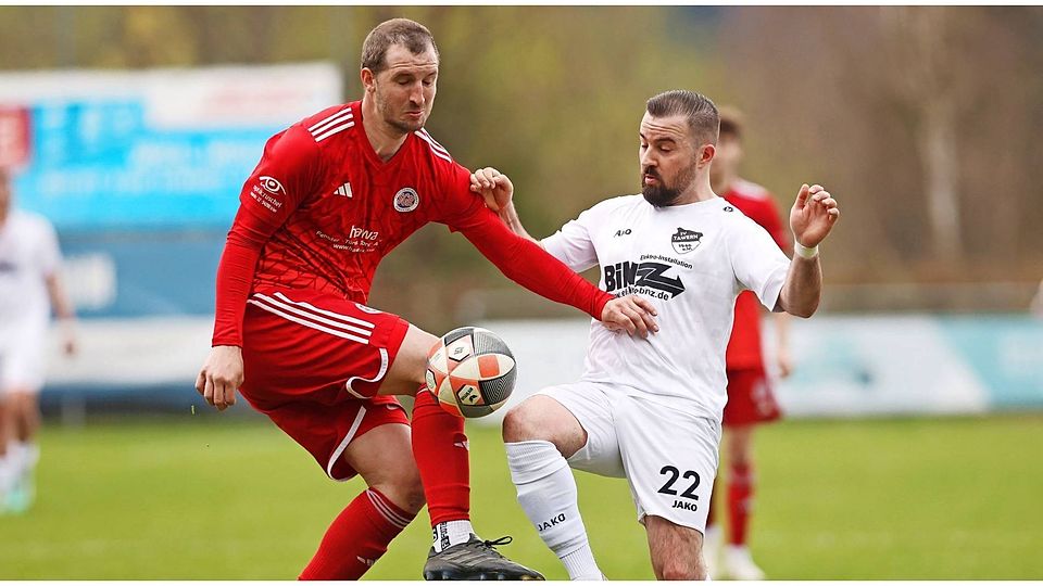 Viel Kampf, viel Krampf, wenig spielerische Linie (wie hier im Duell zwischen Ruwertals Ruben Herres, links, und Tawerns Idris Lataev). Am Ende hatten die Gastgeber knapp, aber durchaus verdient mit 1:0 die Nase vorne.